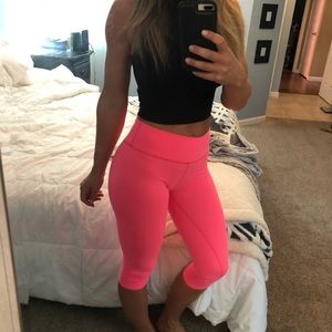 Beyond Yoga Capris electric pink